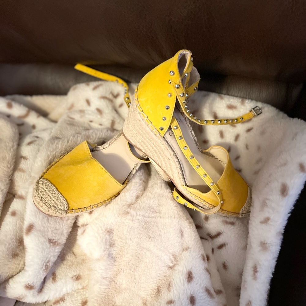 Vince Camuto yellow size 8 BRAND NEW NEVER WORN!!!! Close tie low wedge